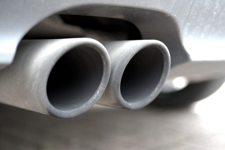 Auspuff fällt während der Fahrt ab: Welche Konsequenzen drohen?