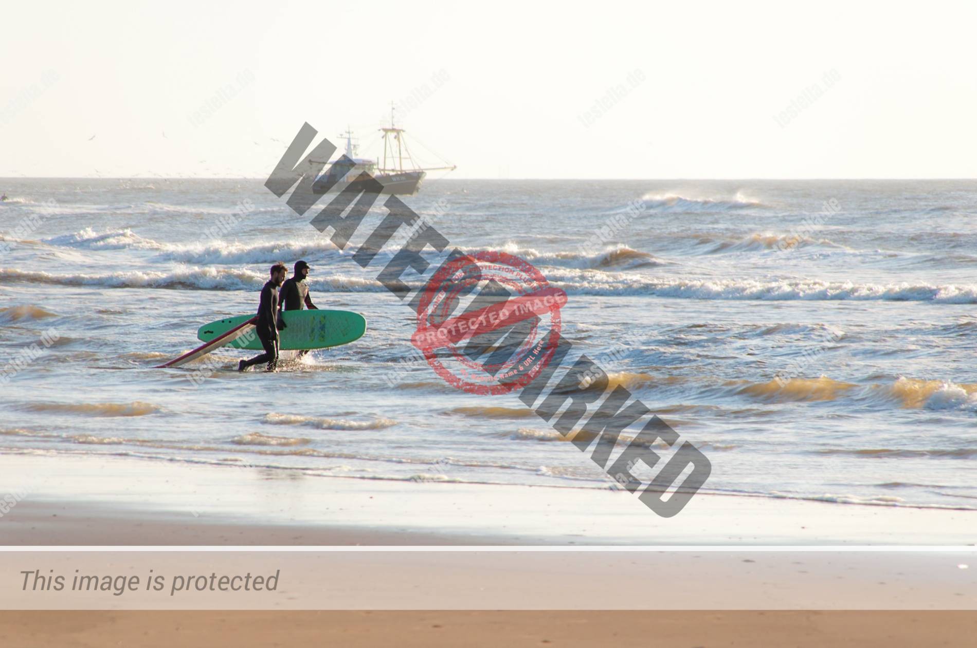 Surfen ist in den Niederlanden sehr populär, da die Niederlande eine große Küstenlinie und genügend Platz haben, um diesen Sport auszuüben.