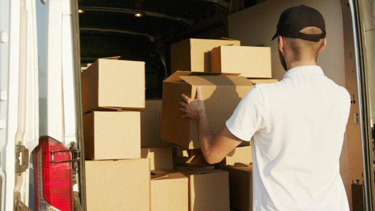 DIY-Umzug vs. Umzugsfirma: Vor- und Nachteile für den Umzug nach Berlin