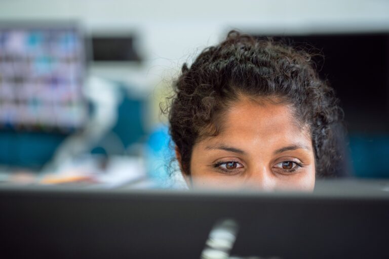 Trockene Augen bei Büroangestellten: Wie man die richtigen Augentropfen auswählt