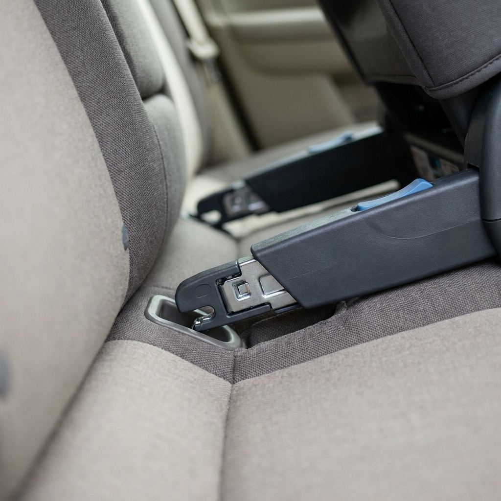 Nahaufnahme der Isofix-Verbinder einer Sitzerhöhung, die in die Verankerung im Autositz einrasten