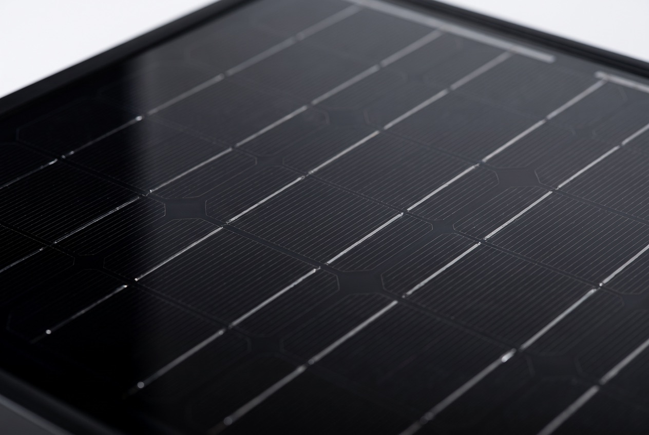 Modernes Full-Black-Solarmodul in Glas-Glas-Bauweise in Nahaufnahme mit sichtbaren monokristallinen Solarzellen