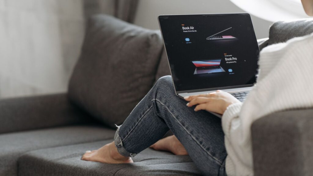 Laptop mit einer Vergleichsliste auf dem Bildschirm